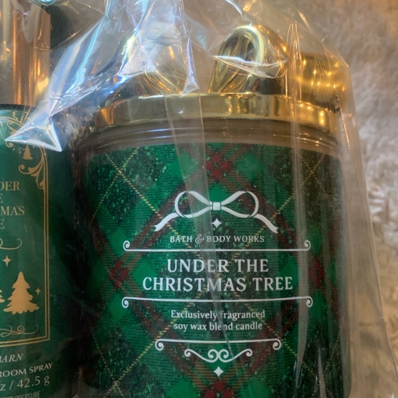 Bath and Body Works NEW Under the Christmas Tree gift set - Picture 2 of 3